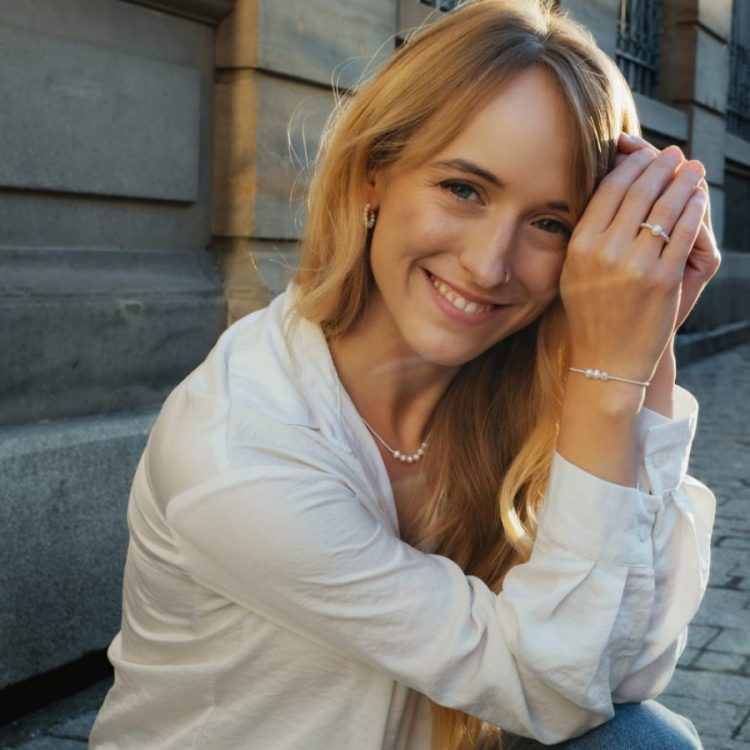Model mit Perlen Ring, Armband und Perlenkette, sowie Ohrringen mit Süßwasserperlen