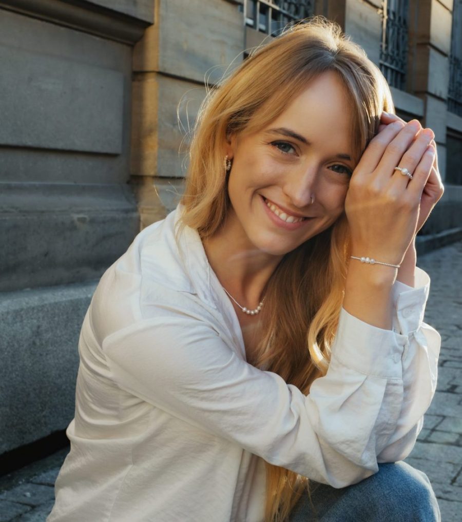 Model mit Perlen Ring, Armband und Perlenkette, sowie Ohrringen mit Süßwasserperlen