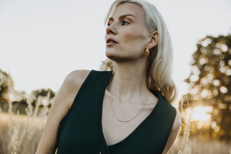 Model mit Schmuck (Ohrringe, Halskette)